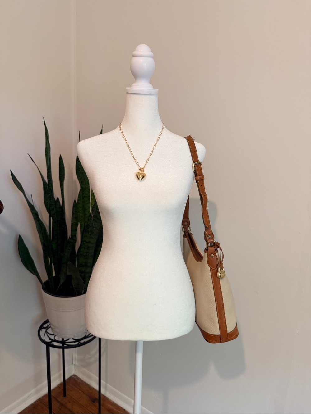 Dooney & Bourke | Vintage Cream & Tan All-Weather Pebbled Leather Shoulder Bag - Picture 15 of 16